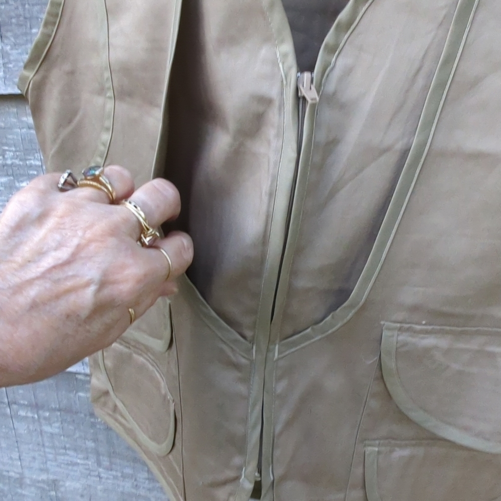 Men’s Hunting Vest Ozark Trail Size Large Lightweight Khaki Zip Up. New - Picture 8 of 13